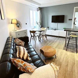 Stunning Centre Penthouse With Private Balcony - Grand House Apartment
