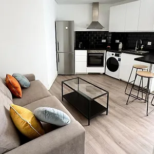 Modern Centre Two Bedroom Windsor - Grand House Apartment